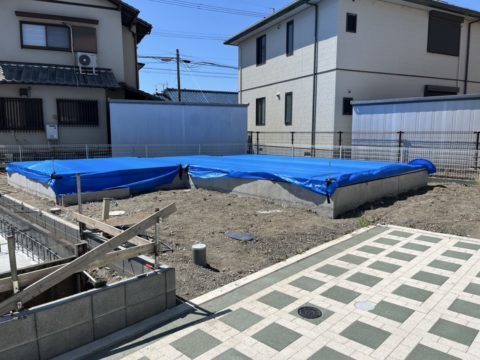 土台敷をして上棟まで養生しています