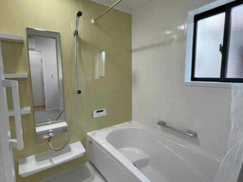 明るいユニットバス。窓には目隠しルーバが装備。