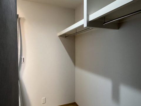 ベッドルームにあるウォークインクローゼット