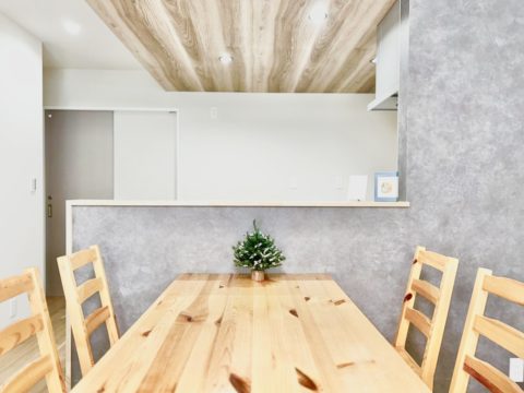 テーブルとキッチン天井の木目がマッチしてますね