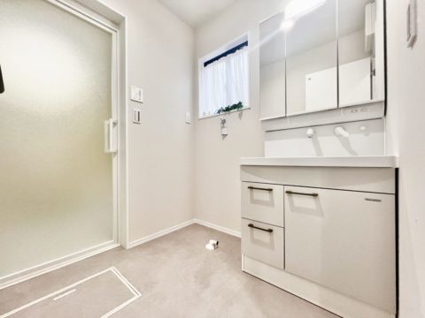 洗面化粧台は三面鏡が標準です